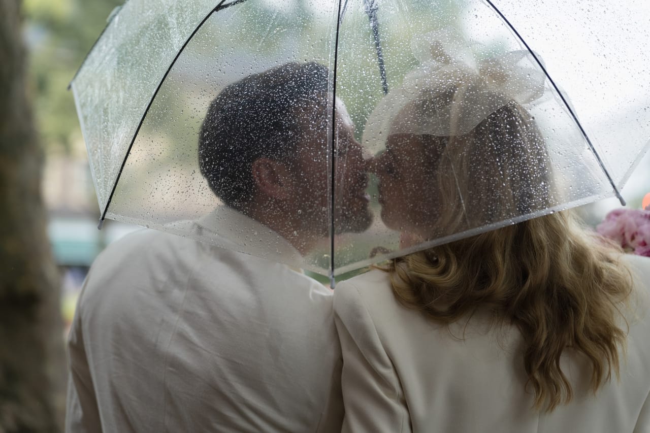 Kuss unter dem Regenschirm: Anna und Marco am Hochzeitstag